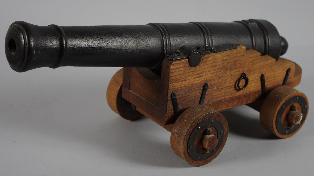 SALUTKANON, gjutjärn med trästativ.