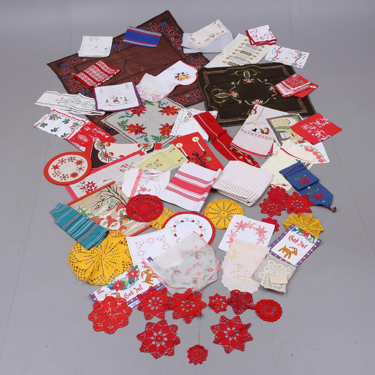 DUKAR, ca 40 st, broderade, tryckta, vävda, virkade mm.