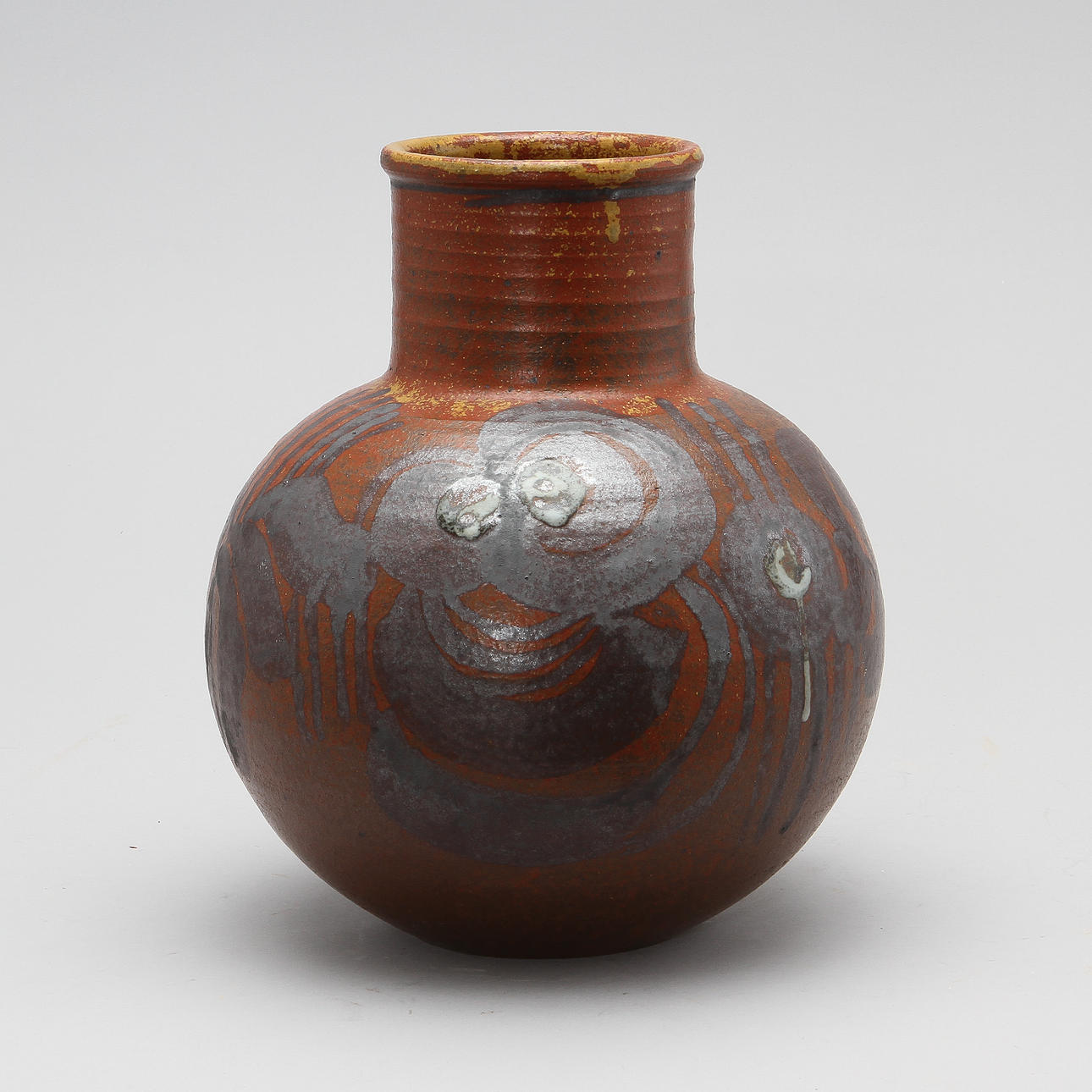 LISA LARSON. Vas, stengods med målad dekor i svart mot röd botten. Gustavsberg.