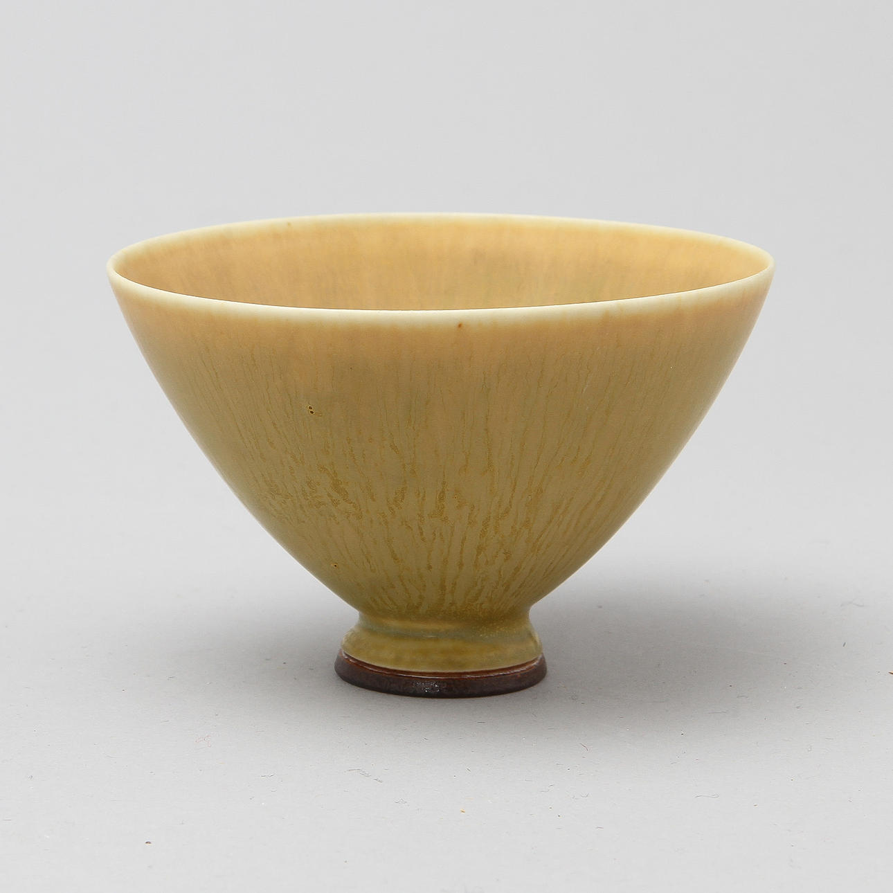 BERNDT FRIBERG. Skål, stengods med gul harpälsglasyr. Gustavsbergs studio 1971.