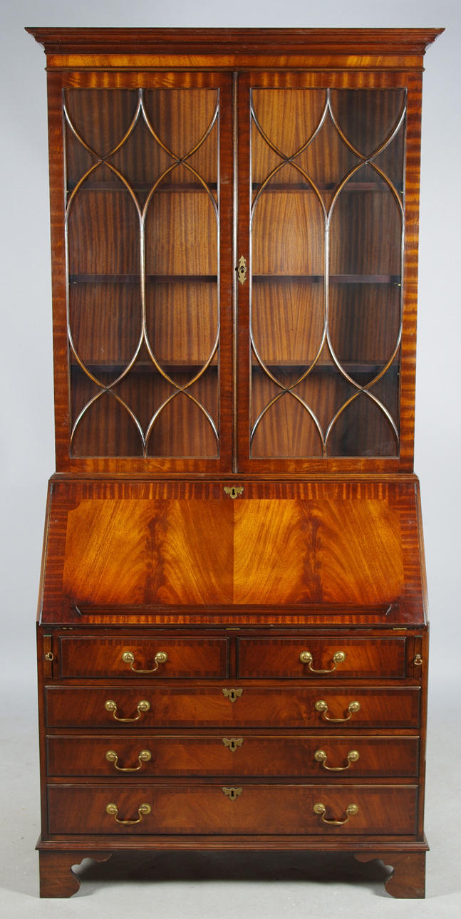 SNEDKLAFFSEKRETÄR MED VITRINÖVERDEL, mahogny, engelsk stil.