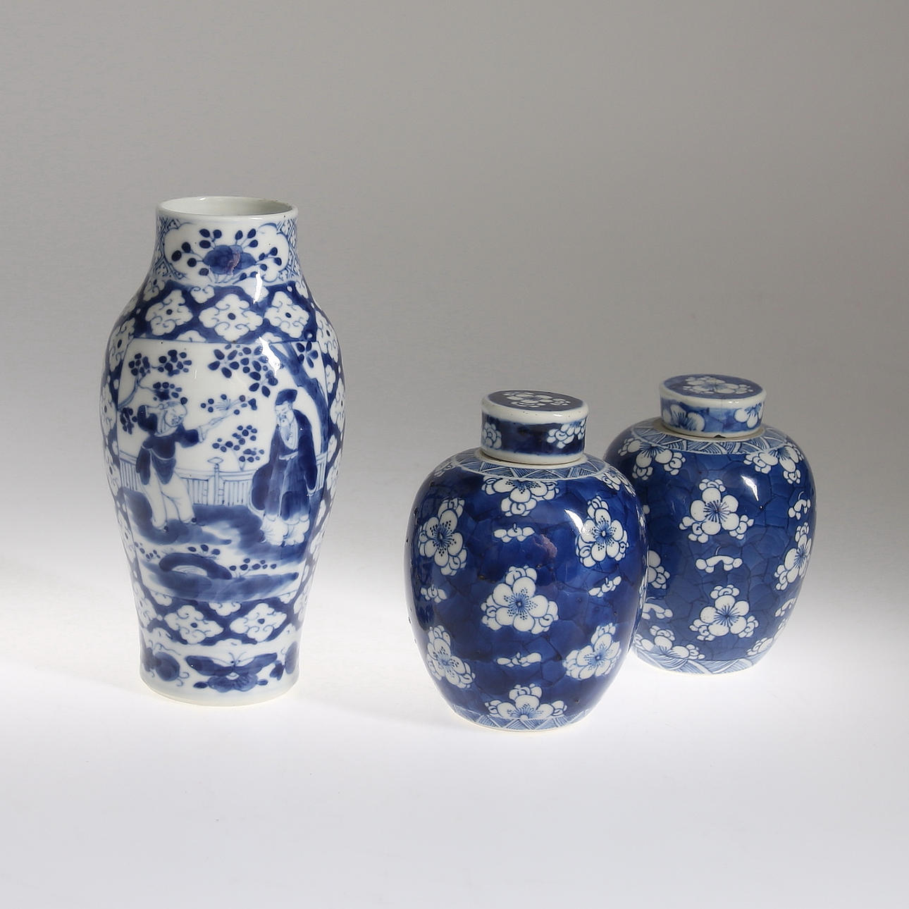 LOCKBOJANER, ett par, samt VAS, porslin, Kina, 1900-talets första hälft.