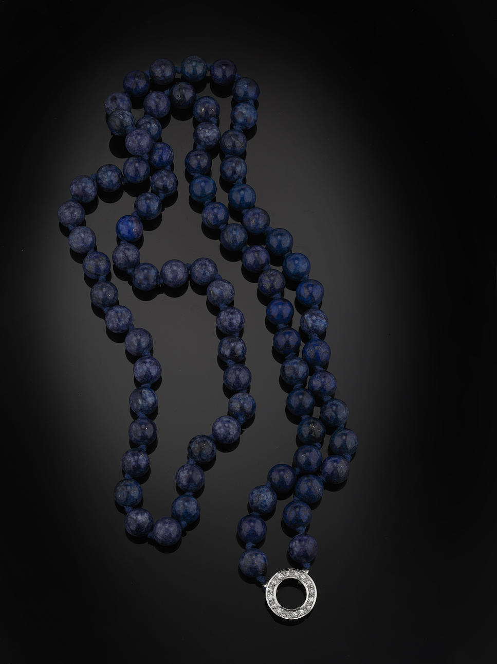 COLLIER, 79 lapis lazuli kulor, ca 10 mm. Lås i 18 kt vitguld med diamanter 8/8 ca 0.15 ct.