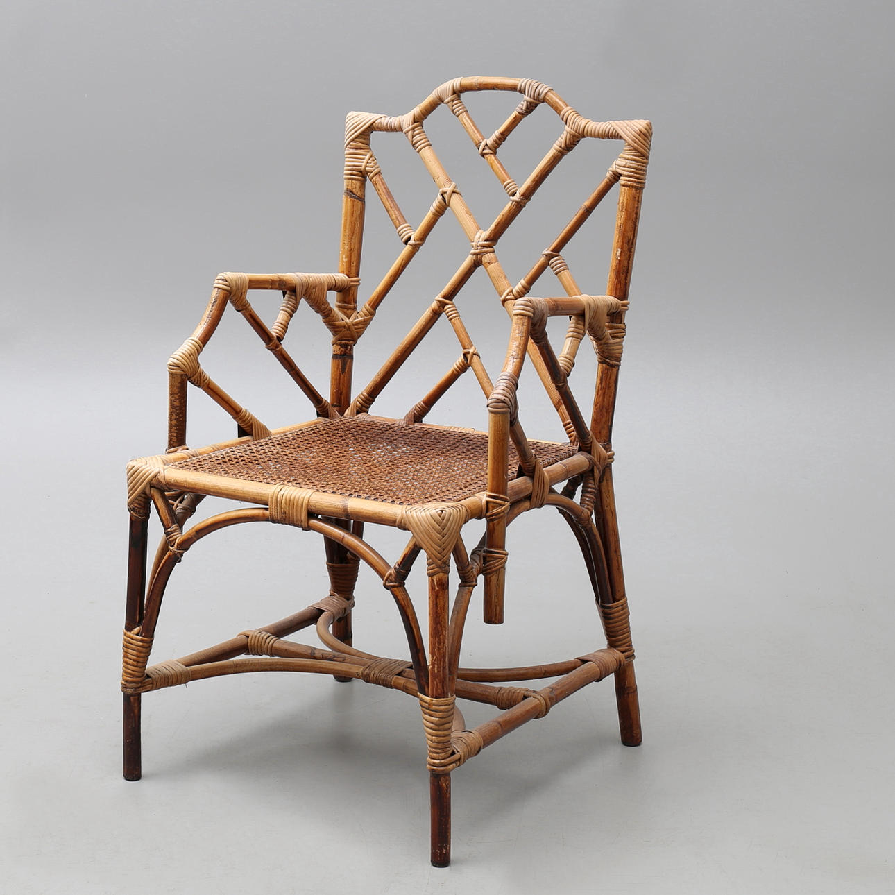 SILLÓN, ESTILO COLONIAL, bambú y ratán.