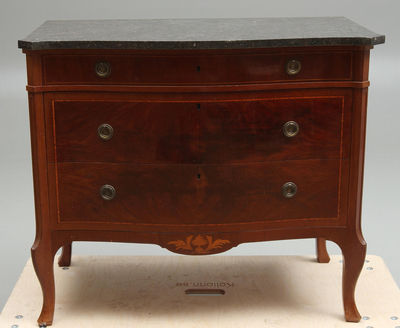 BYRÅ, med stenskiva, senbarockstil, 1900-tal.