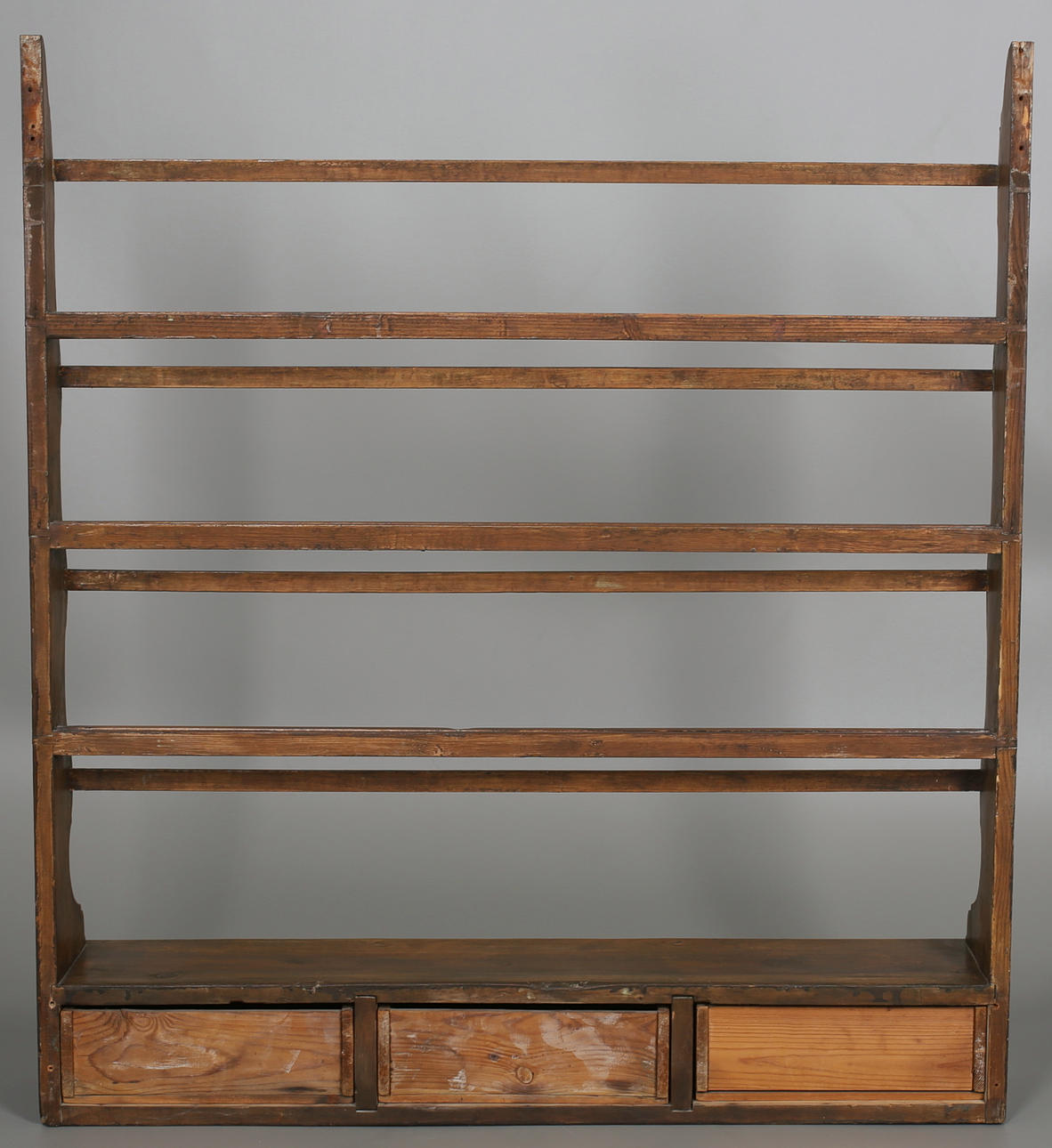 TALLRIKSHYLLA med tre underlådor, delsvis målad, 1800-tal.