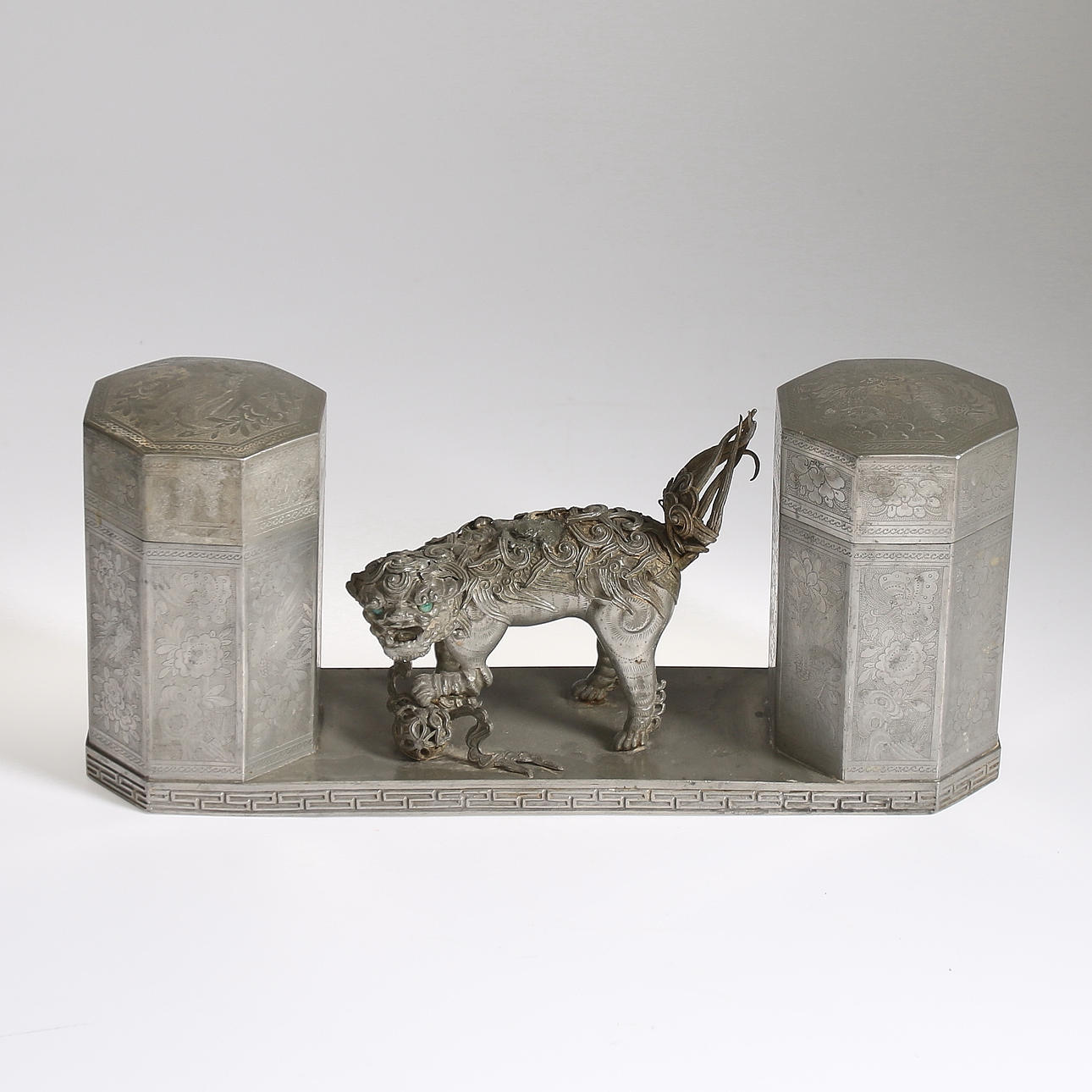 TE/TOBAKSBEHÅLLARE, tenn, med fohund, Kina, troligen sekelskiftet.