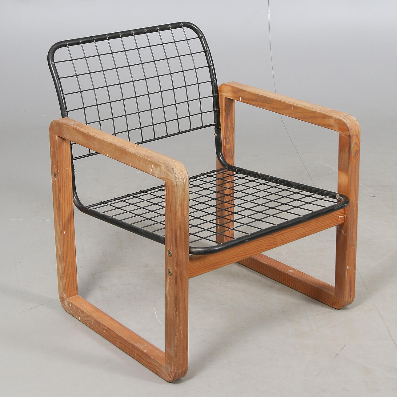 FÅTÖLJ, trä och metall, 1900-talets andra hälft.