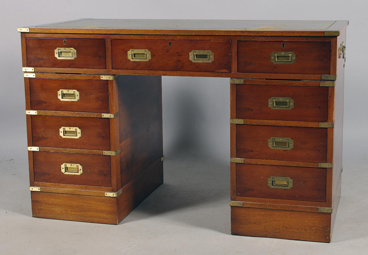 SKRIVBORD, mahogny med grön skinnskiva, engelsk stil.