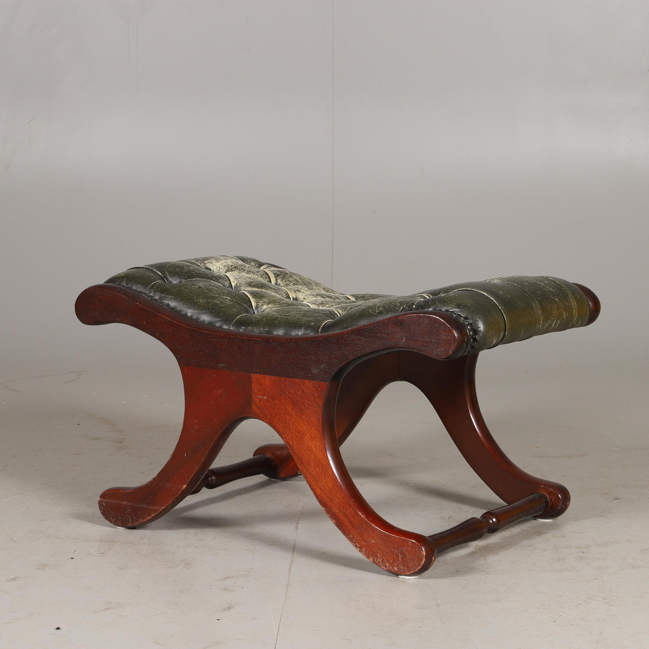 Taburet, mahogni/grønt læder, engelsk stil.