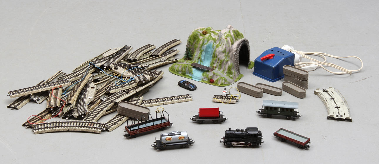 MODELLTÅG MÄRKLIN ånglok 3000 4 vagnar, växlar, räls , trafo med mera.