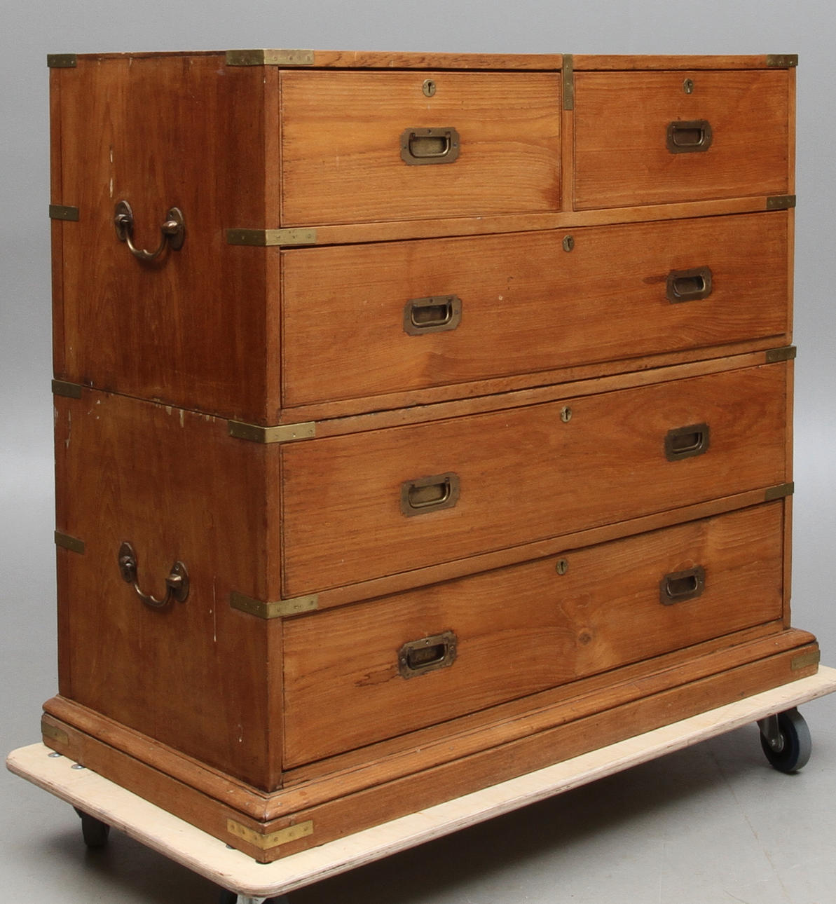 DRAGKISTA / BYRÅ, England, 1800-tal.