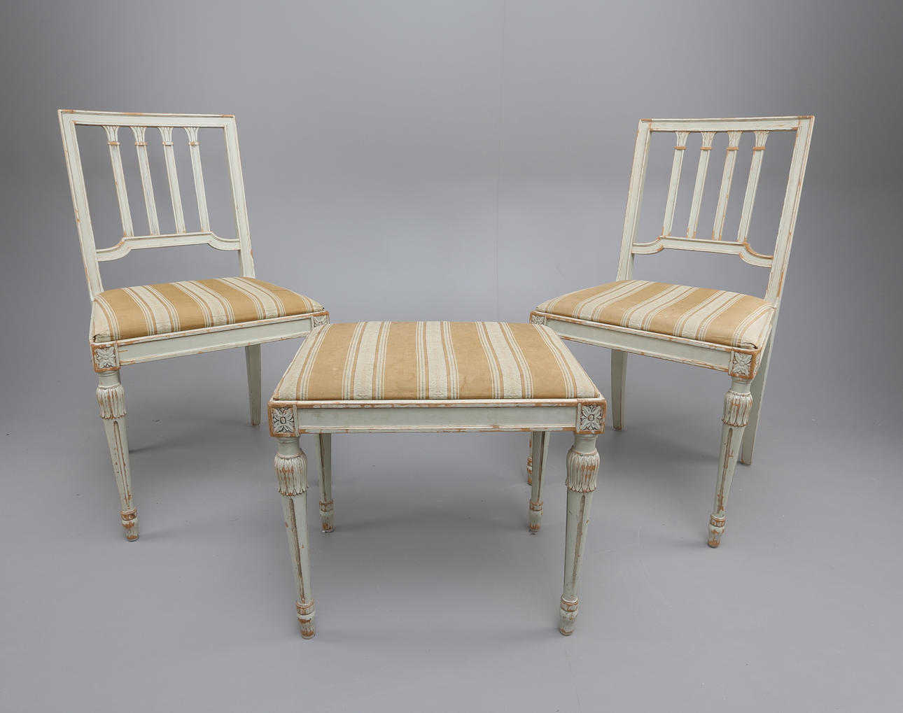 STOLAR, TABURETT samt SPEGEL, Gustaviansk stil 1950-tal.