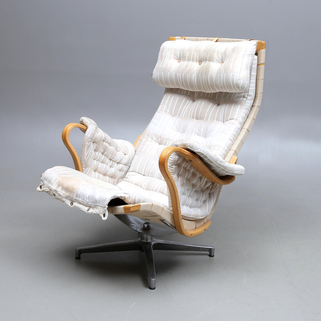 BRUNO MATHSSON. Snurrfåtölj, "Pernilla".