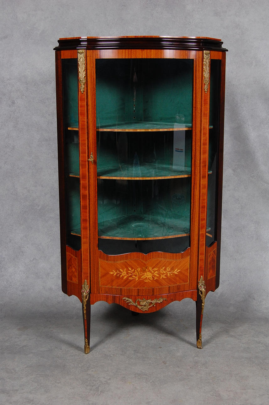 HÖRNVITRINSKÅP, rokokostil, 1900-tal.