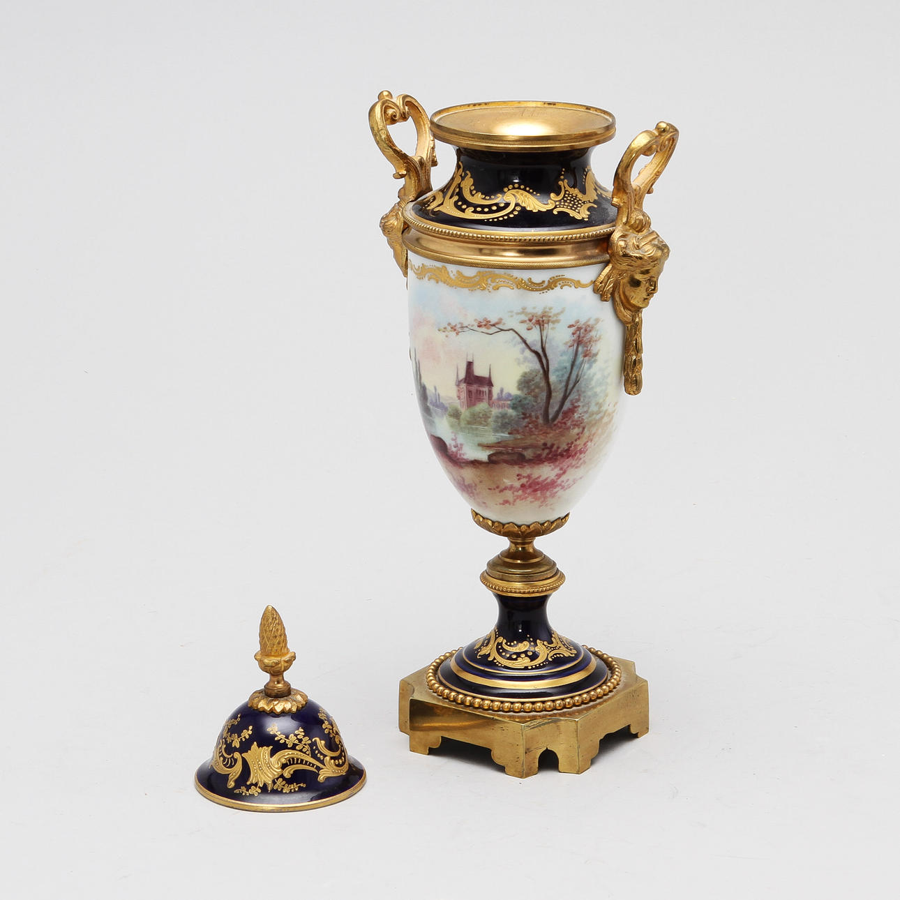 POKAL MED LOCK, porslin och metall, Sèvres.