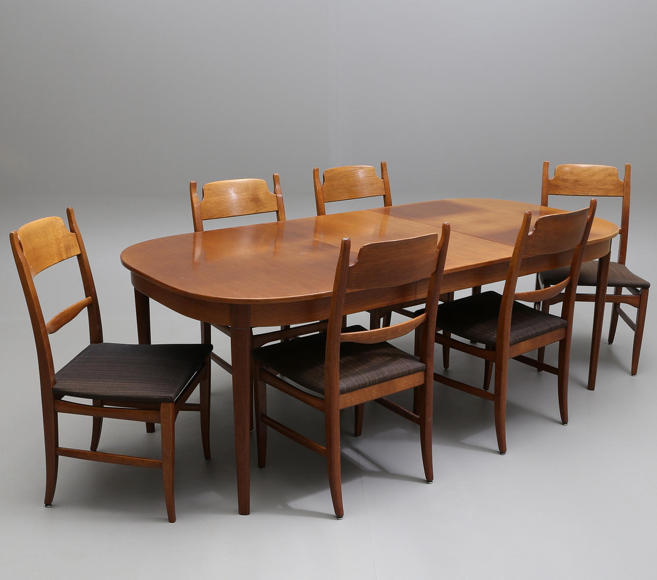 MATSALSGRUPP i ek, 8 delar, Carl Malmsten "Calmare nyckel", Åfors Möbelfabrik, 1900-talets andra hälft.