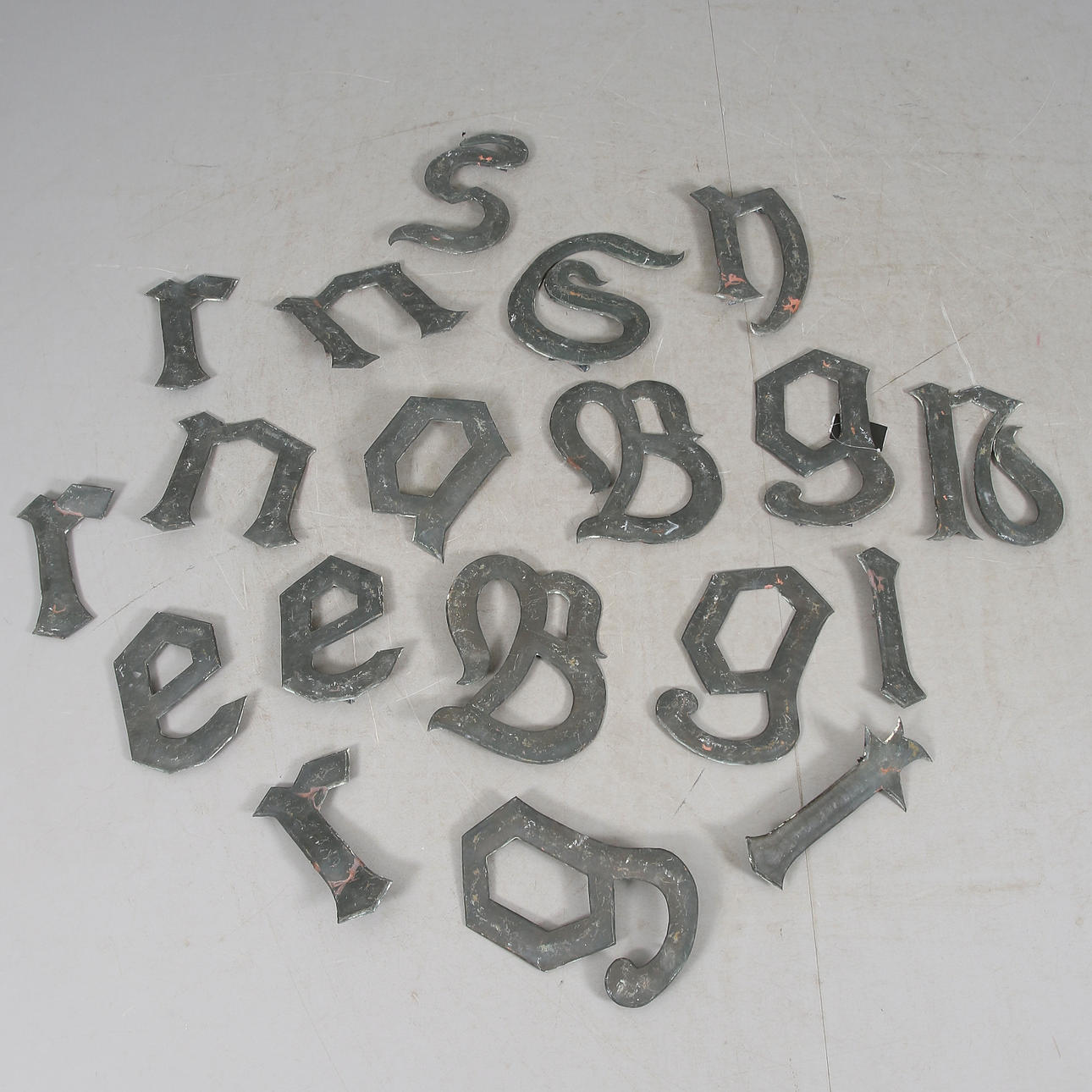 BOGSTAVER, metal, 18/1900-tallet.