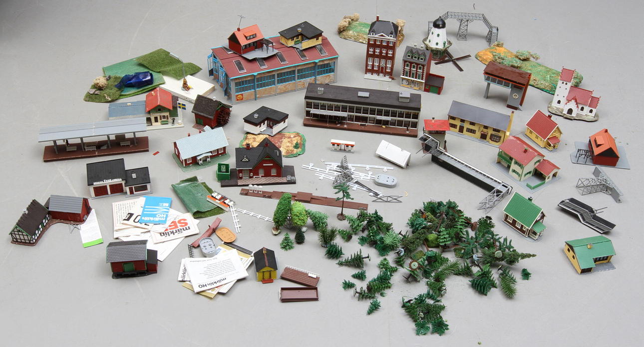 MODELLTÅG, HUS, TRÄD med mera.