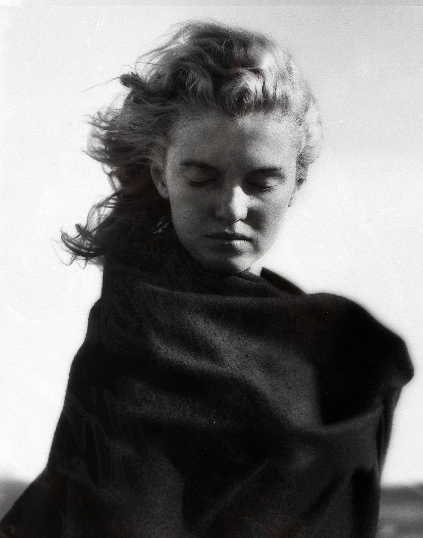 ANDRE DE DIENES. Marilyn Monroe 1946, fotografi. One West Publishing.