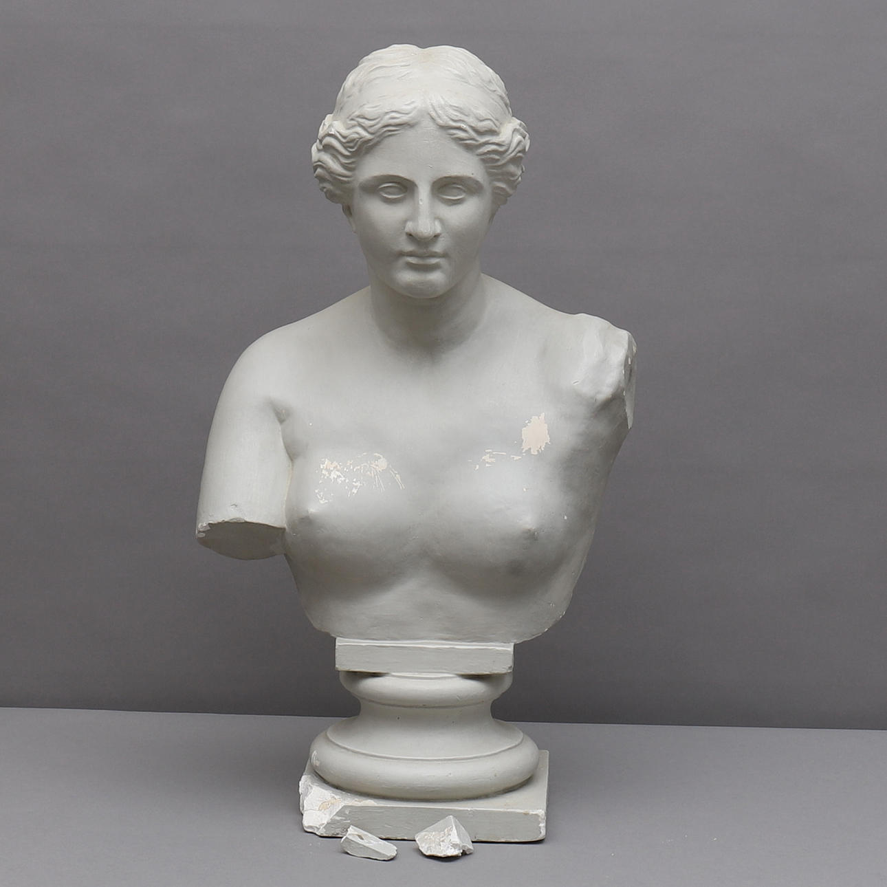 BYST, kvinna, bemålat gips.