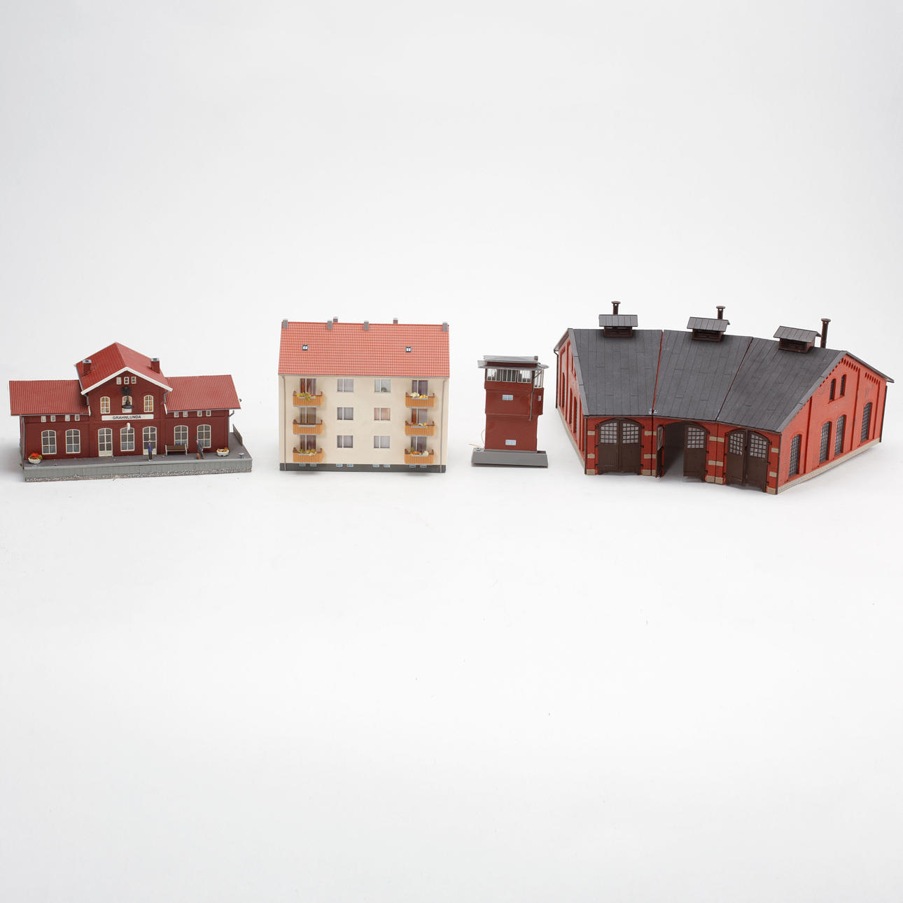 STATIONSBYGGNAD med PERRONGER.