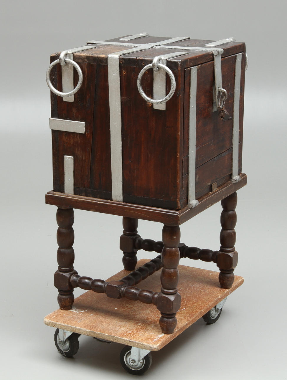 KASSAKISTA, trä med smidda beslag och bäröglor, 1800-tal.