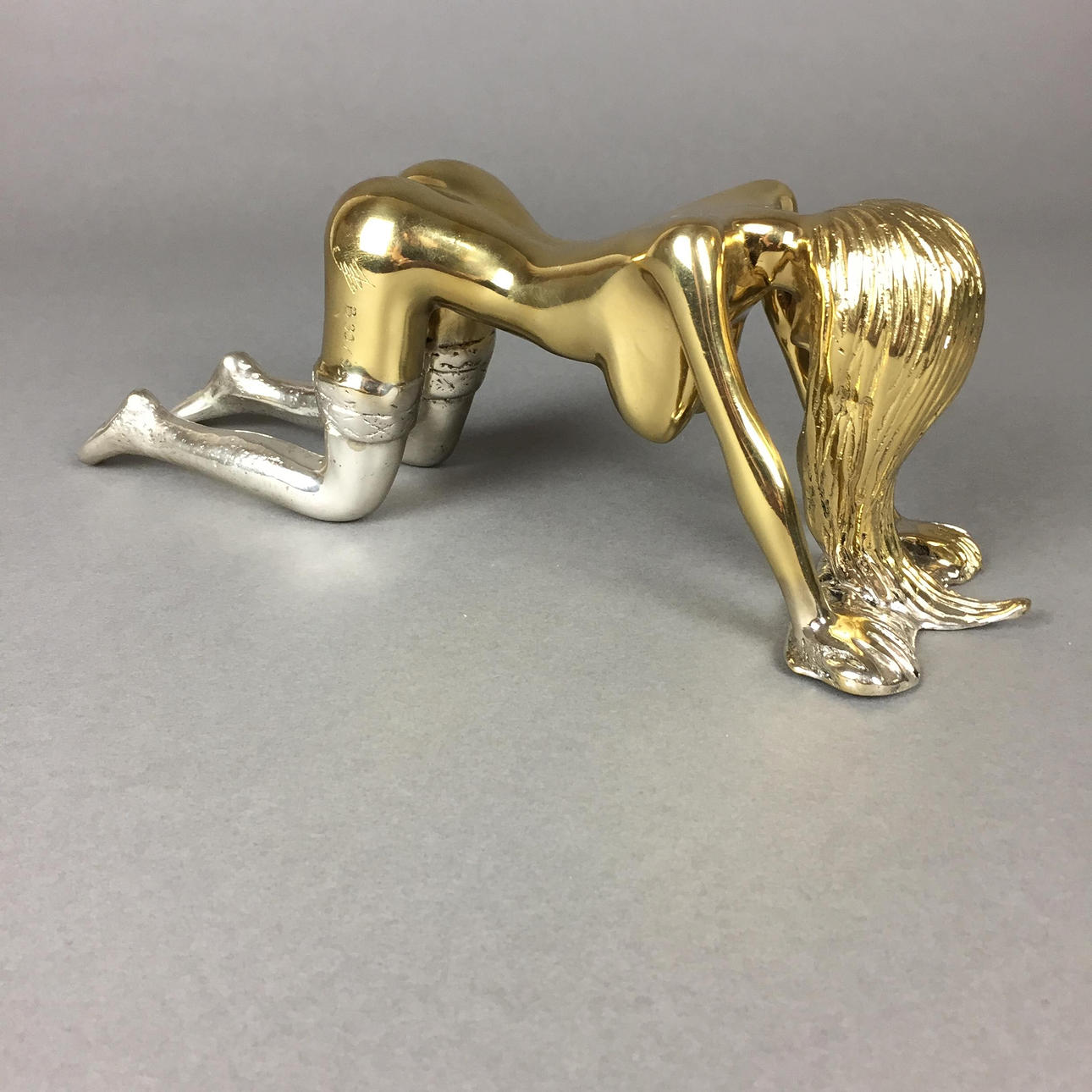 - BALLARD, PAUL JOHN. ”Devote Lady”, erotisk skildring, brons.