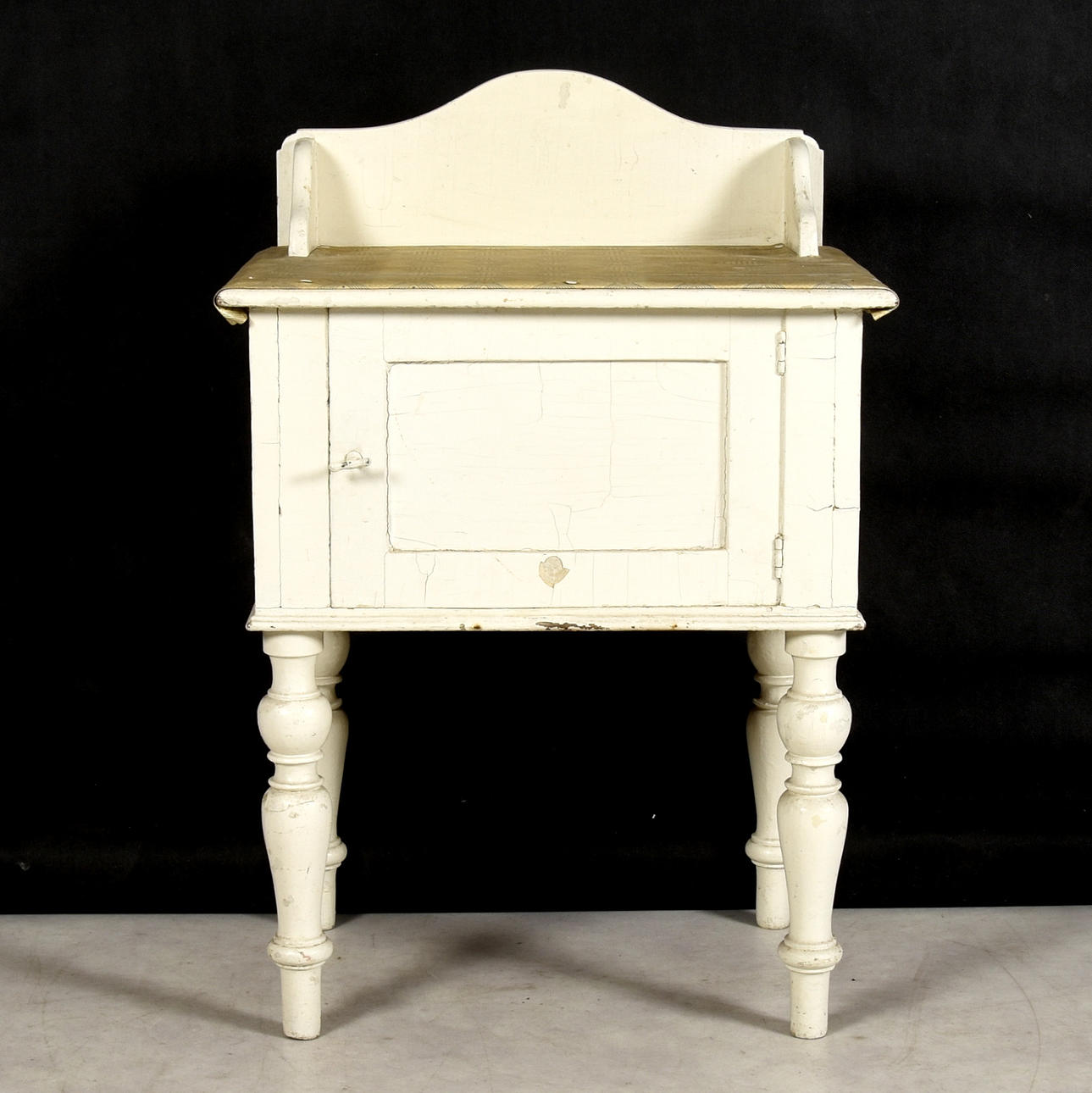 POTTSKÅP, vitmålat trä, 18/1900-tak.