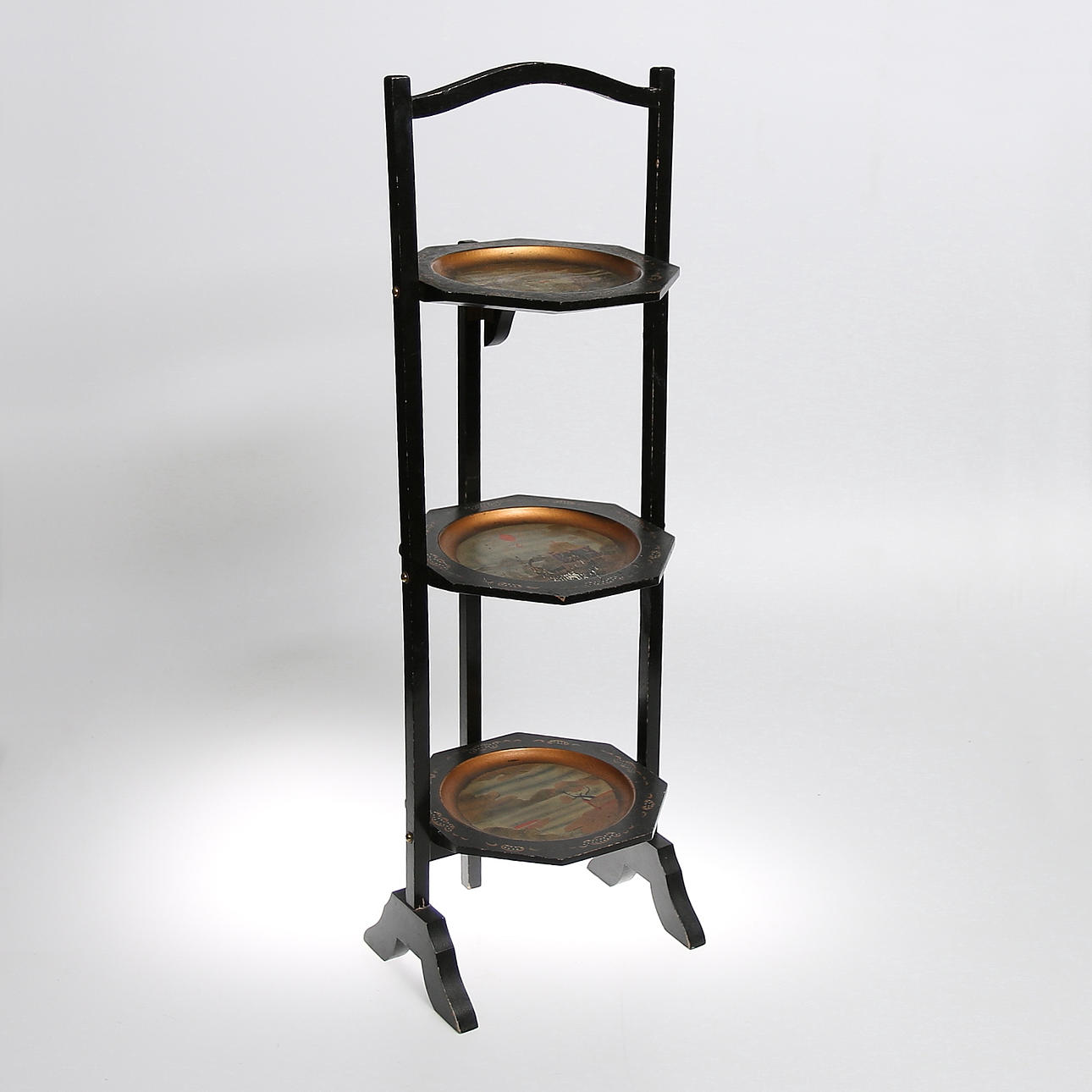 KAKSTÄLL, sk "Cakestand", 3-vånings, trä, kinamåleri. 1900-talets mitt.