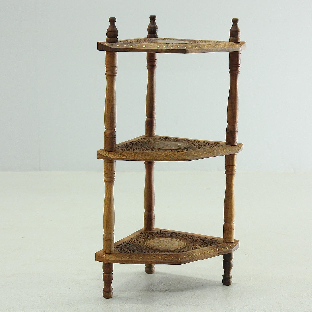 PIEDESTAL för hörn, samtida.