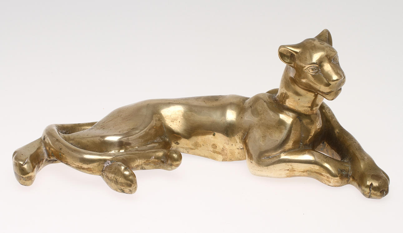 SKULPTUR, Liggande puma, 1900-tal.