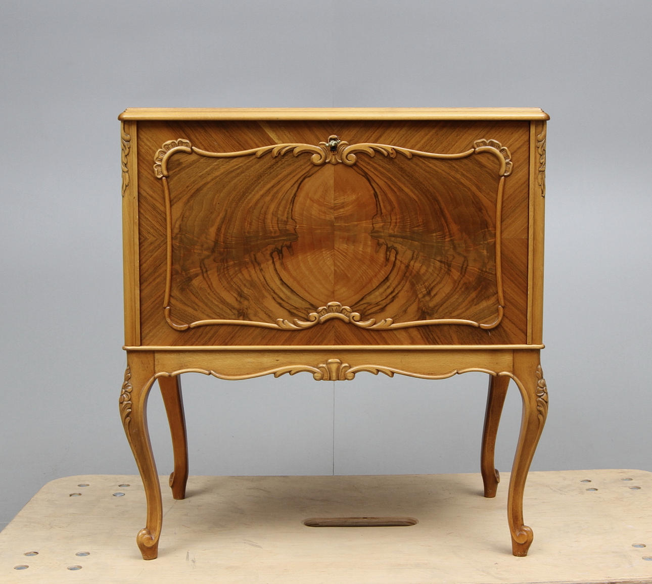 SCHATULL, rokokostil, innehållande bland annat nysilveruppsättning.