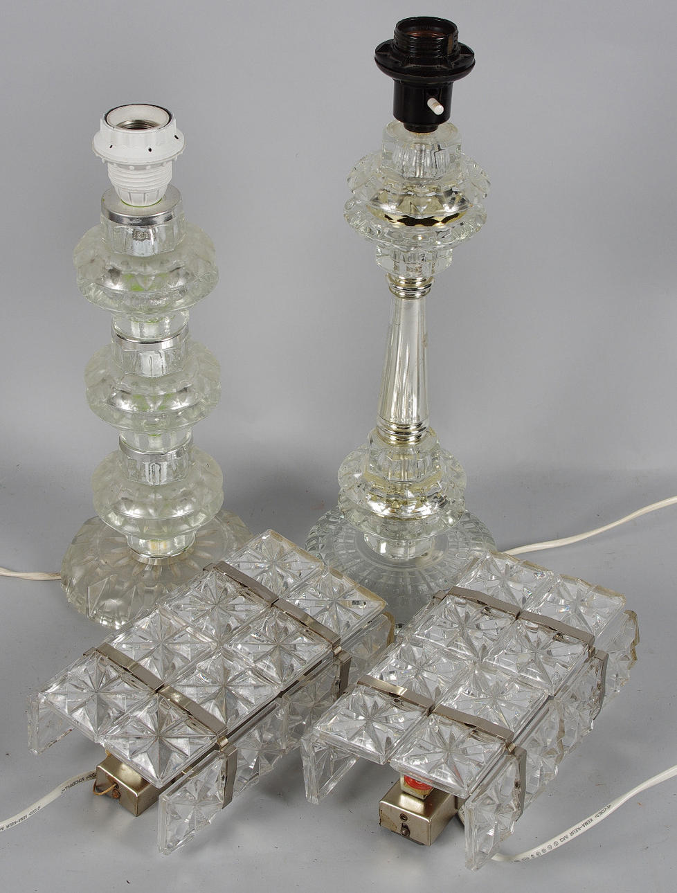 2 BORDSLAMPOR SAMT 1 PAR VÄGGLAMPOR, glas/metall.