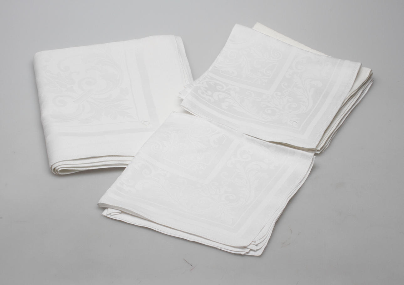 DUK och SERVETTER, 10 delar, linnedamast, 1900-tal.