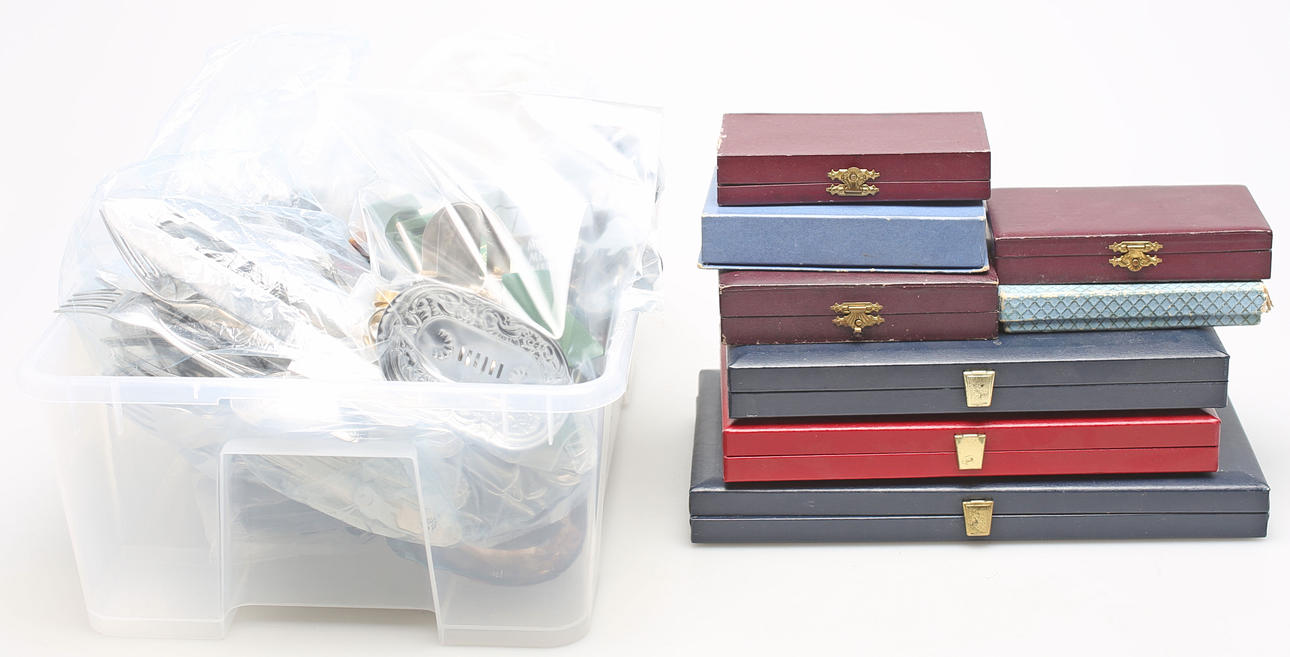 PARTI BESTICKDELAR, nysilver/ rostfritt, 1900-tal.