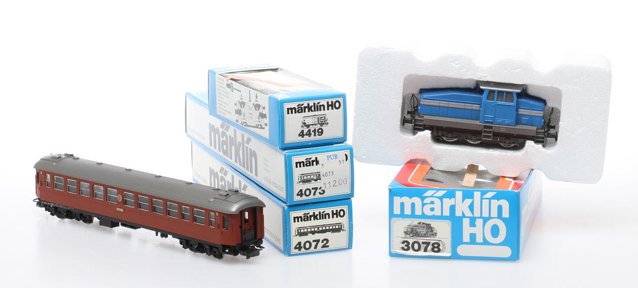 MÄRKLIN Diesellok 3078, 2 SJ personvagnar 4072, restaurangvagn 4073 och godsvagn 4419 delvis i originalkartonger.