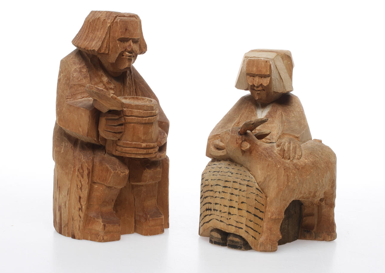 FIGURINER, 2 st, snidat trä, signerade Jobs Per, Leksand.