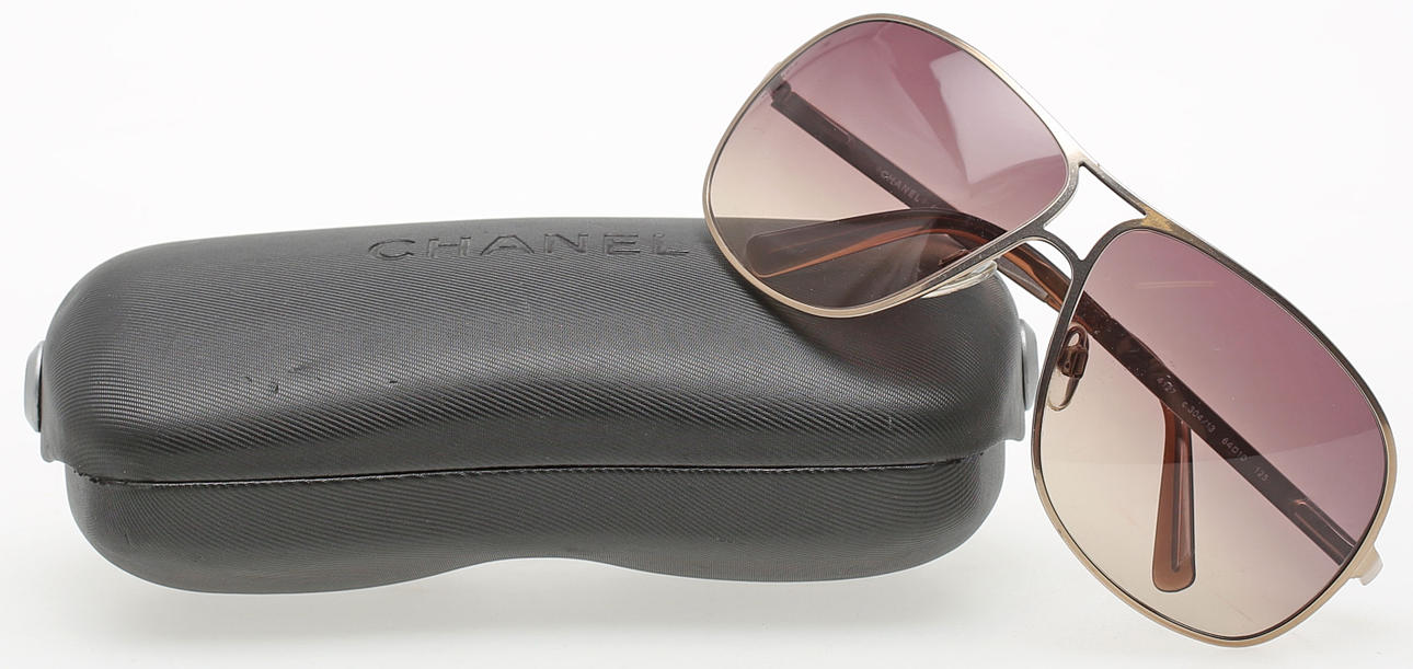 SOLGLASÖGON MED FODRAL, Chanel.