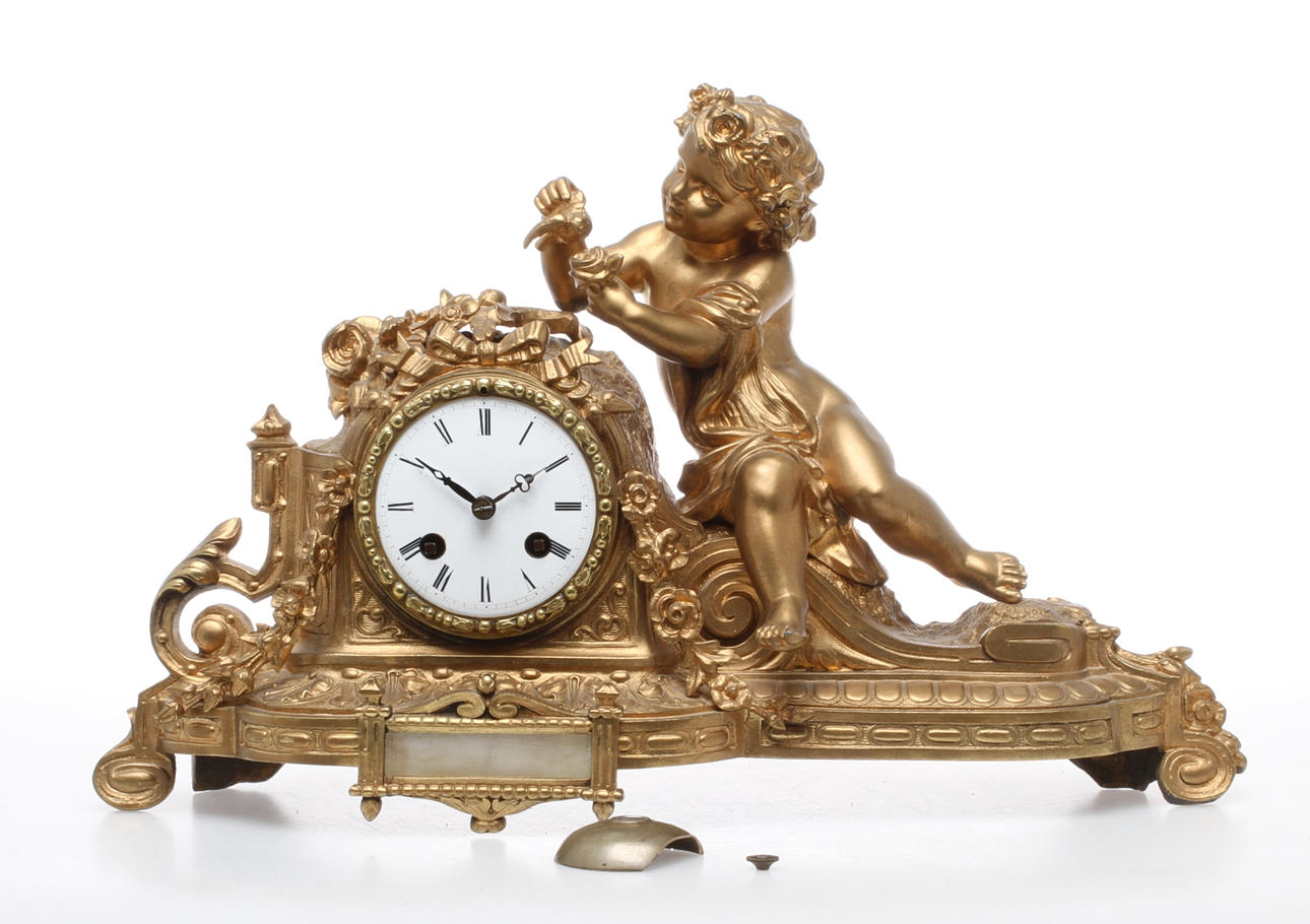 BORDSPENDYL, bronserad vitmetall, urverk omärkt. 1800-tal.