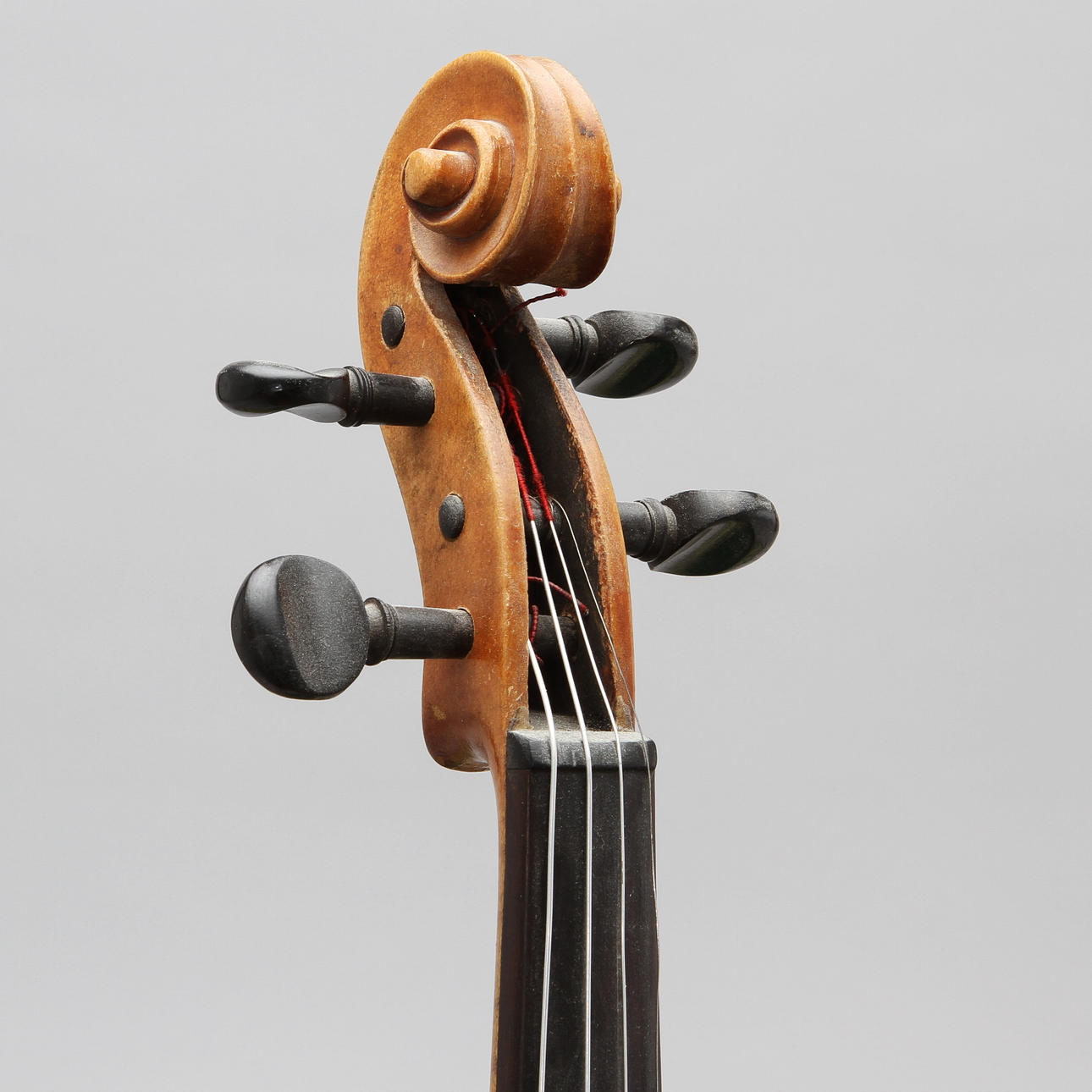 FIOL, stämplad Didelot, samt 2 stråkar.