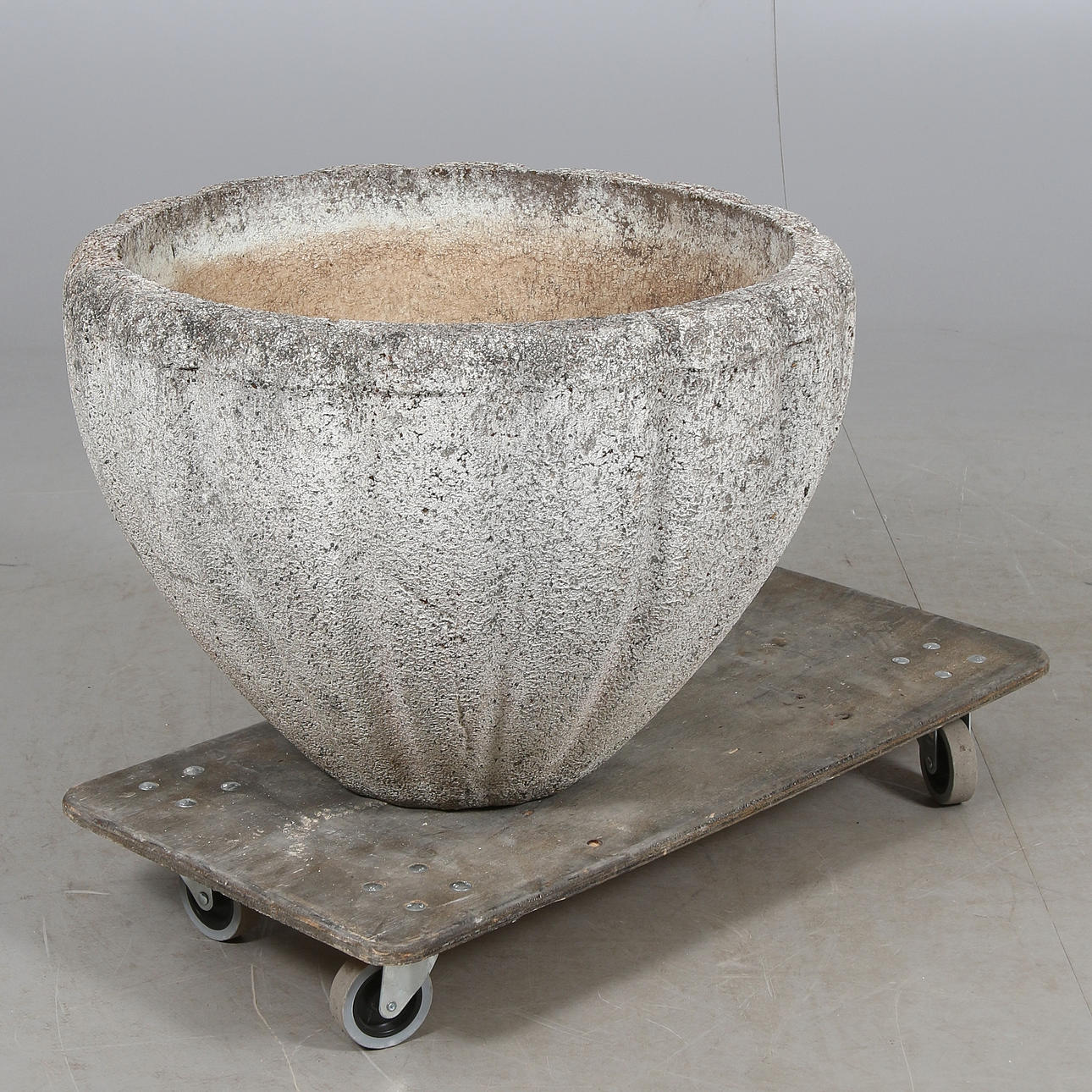 TRÄDGÅRDSURNA, betong, 1900-tal.