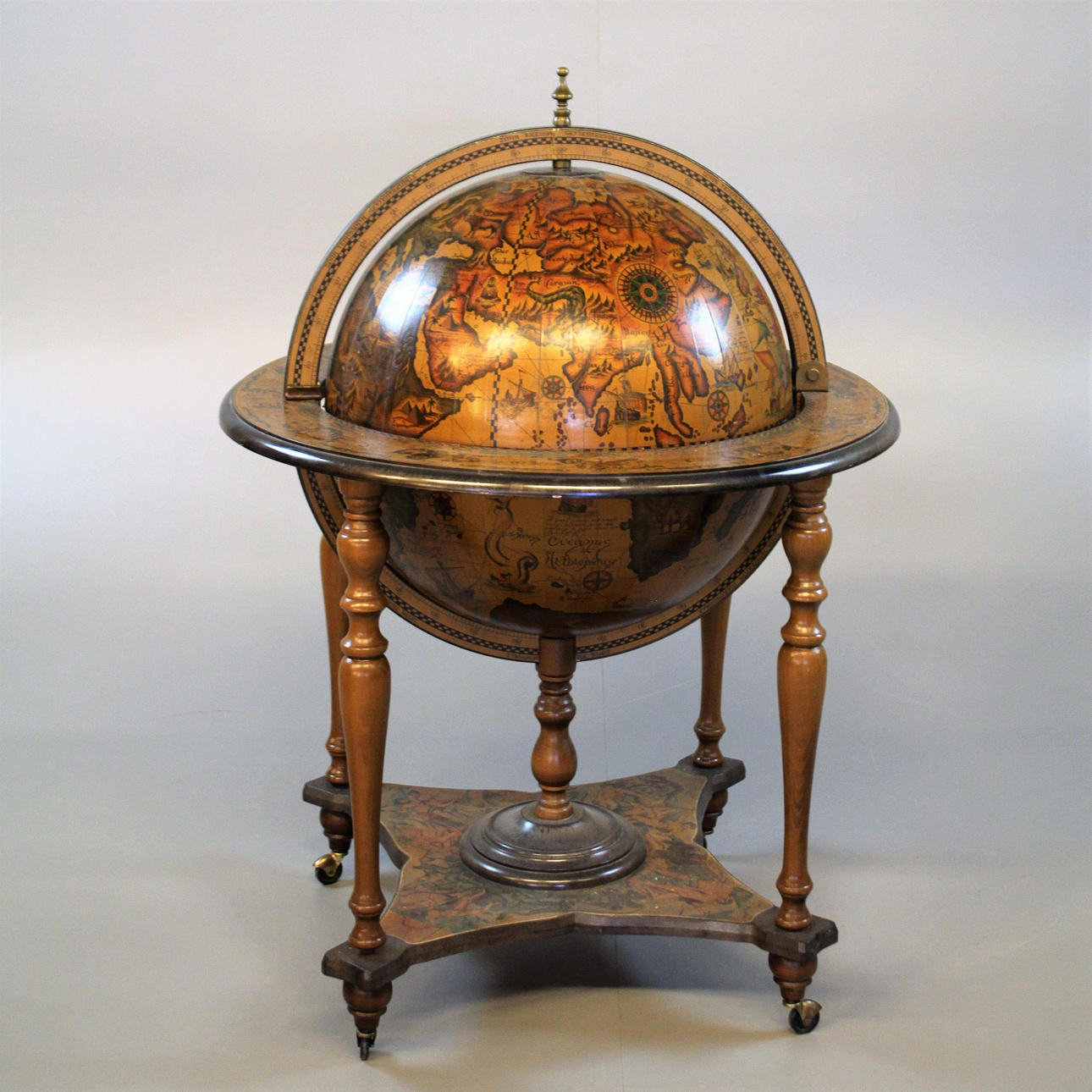 BARSKÅP, i form av jordglob, 19/2000-tal.