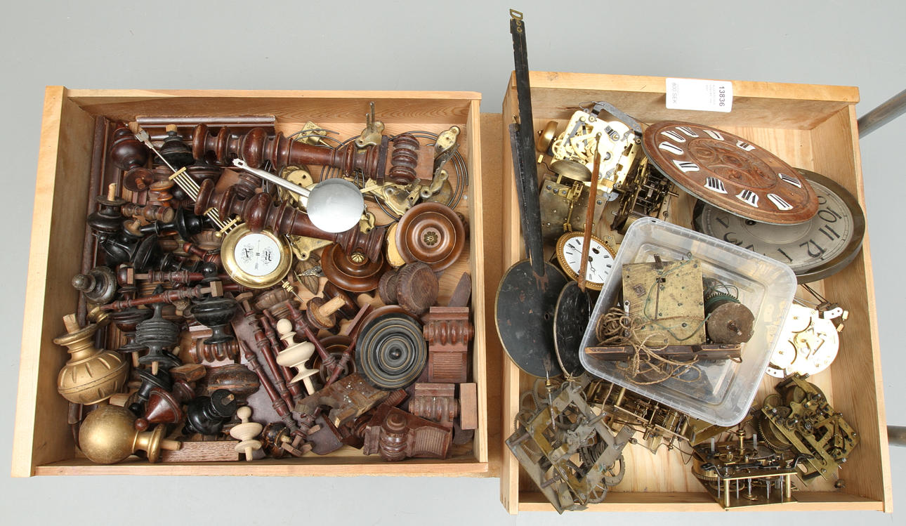 KLOCKRESERVDELAR, i två lådor.