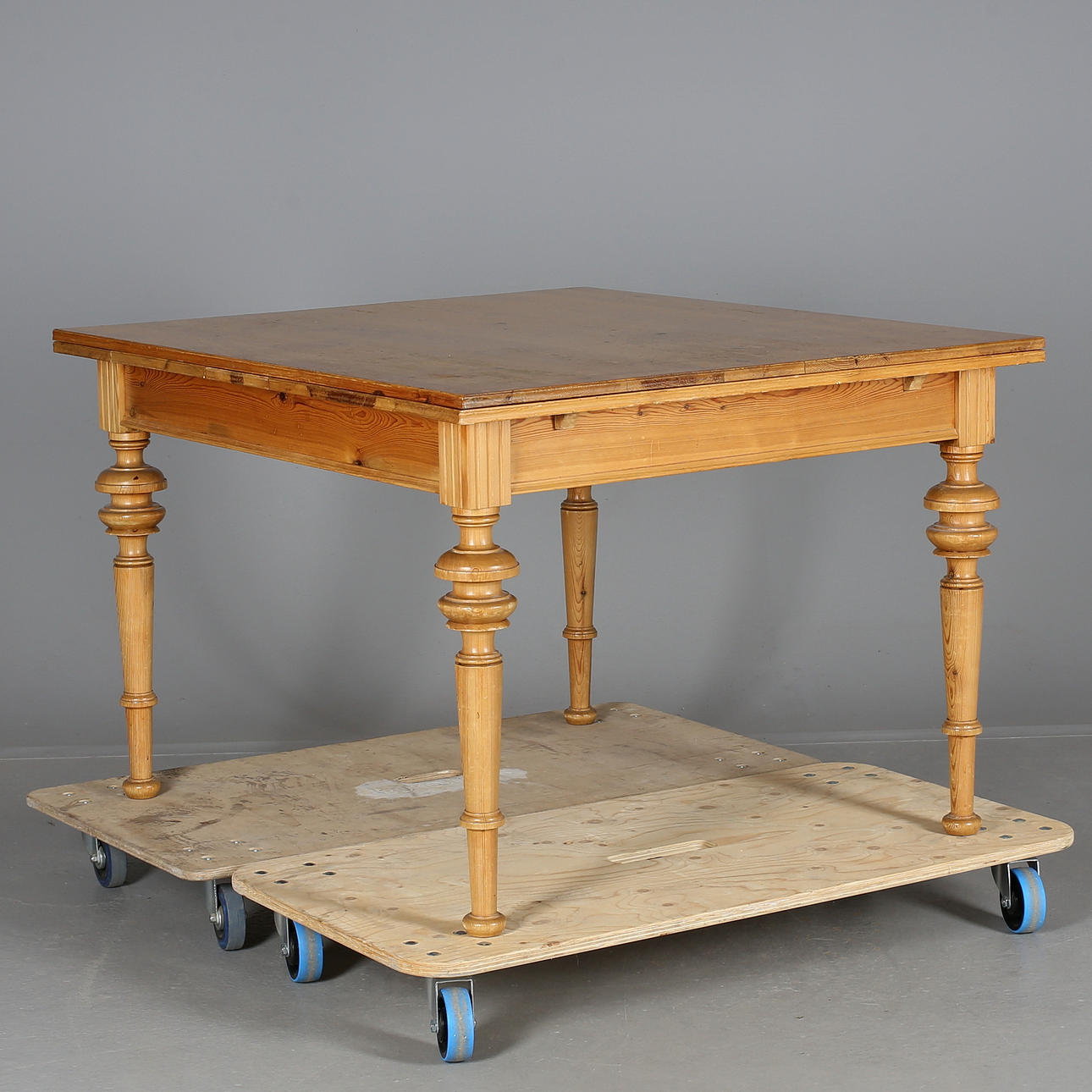 MATBORD, lackerad furu, 1900-tal.