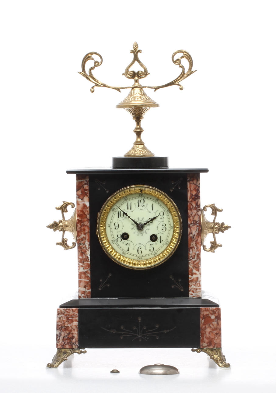 BORDSPENDYL, svart kompositsten, marmor och brons, urverk märkt Louis Boname Seloncourt Doubs, Frankrike, omkring sekelskiftet 1900.