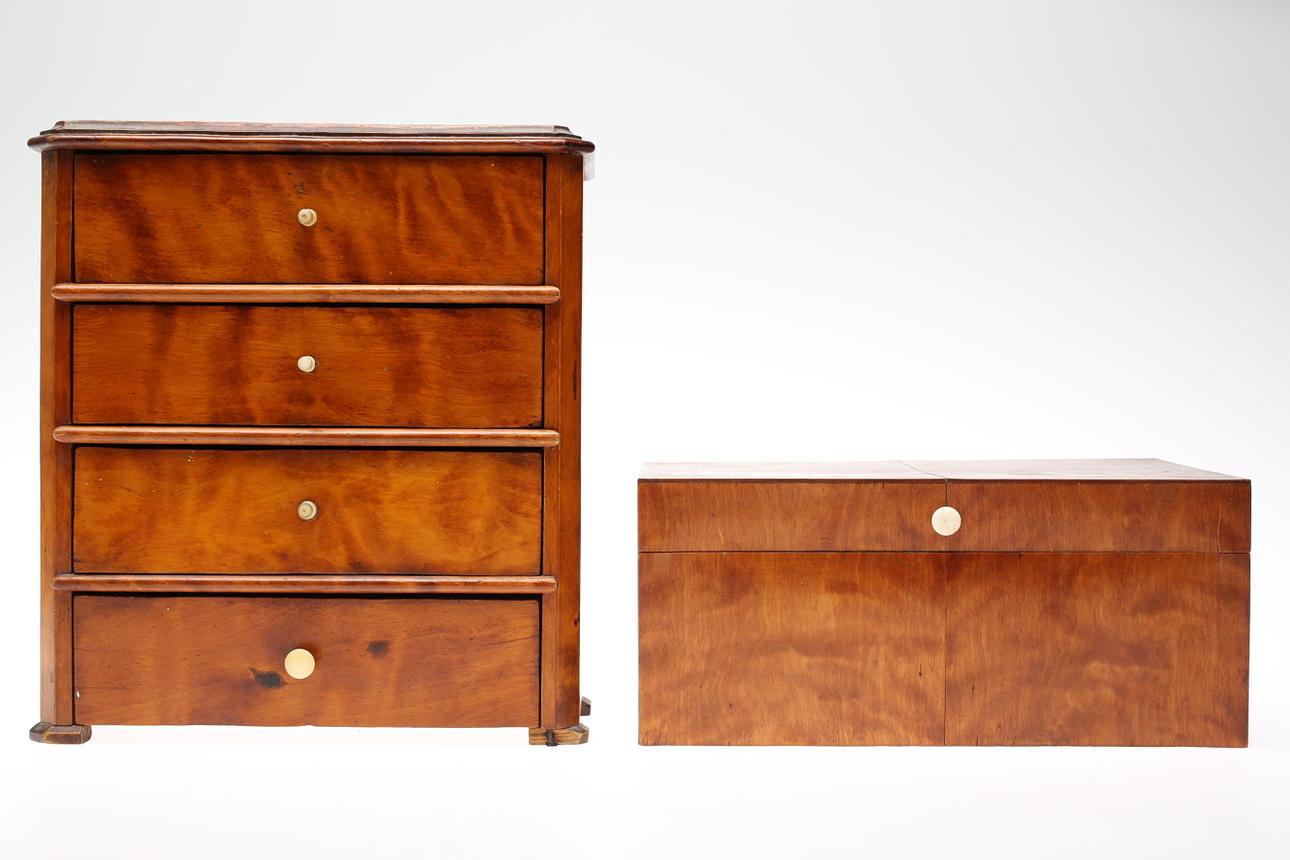 MINIATYRBYRÅ samt skrin, 1800-tal.