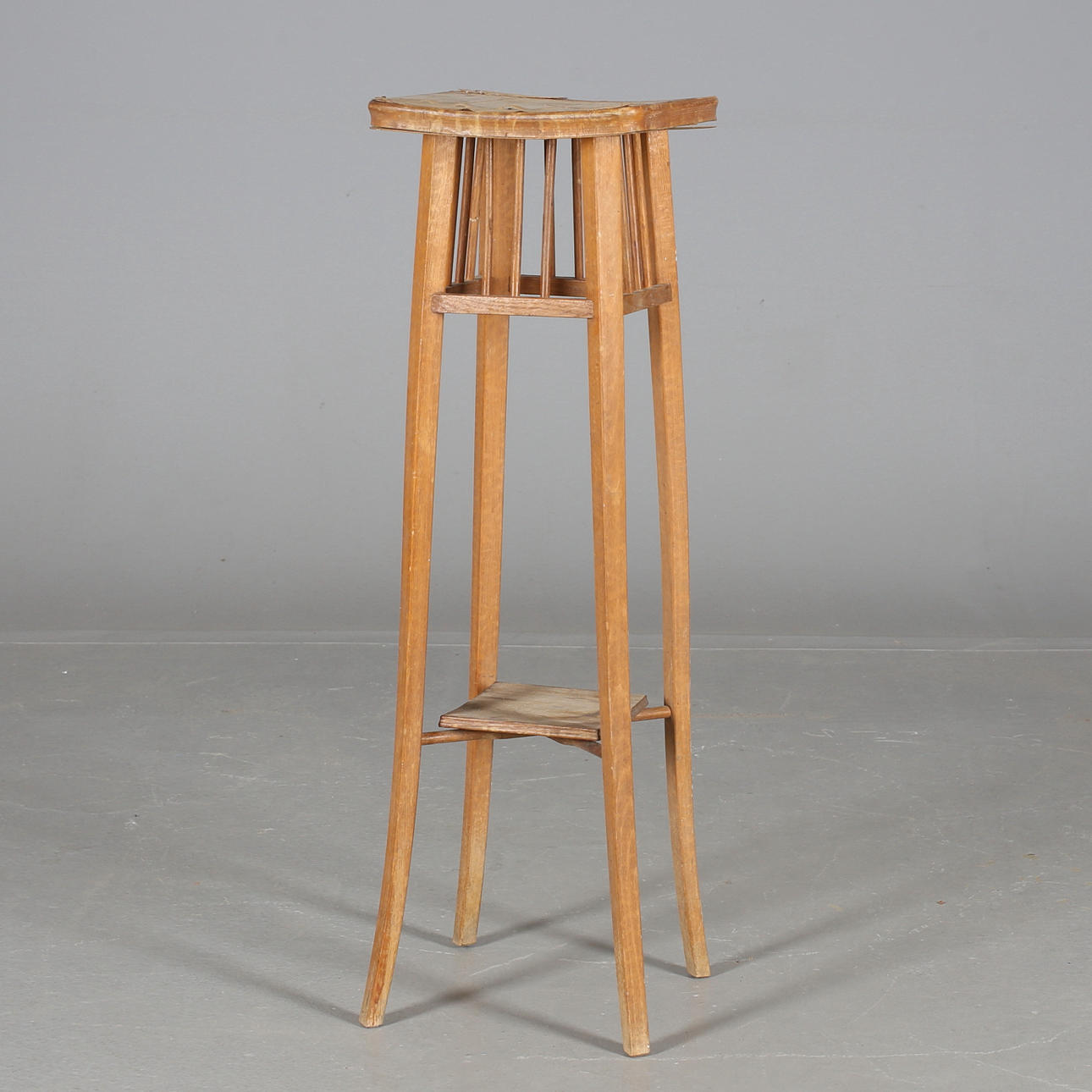 PIEDESTAL, trä, 1900-tal.