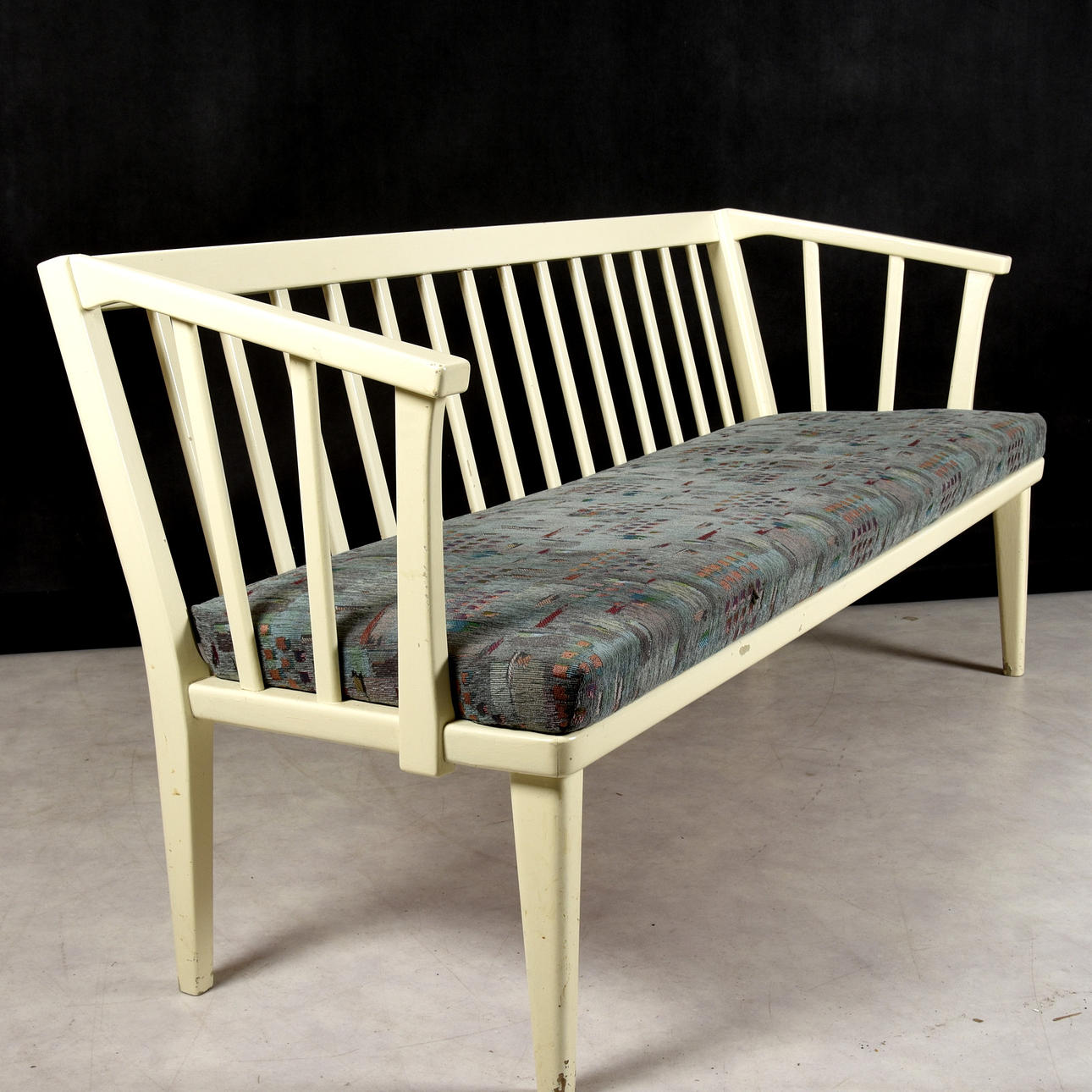 SOFFA, vitmålat trä, ”Visingsö”, Carl Malmsten.