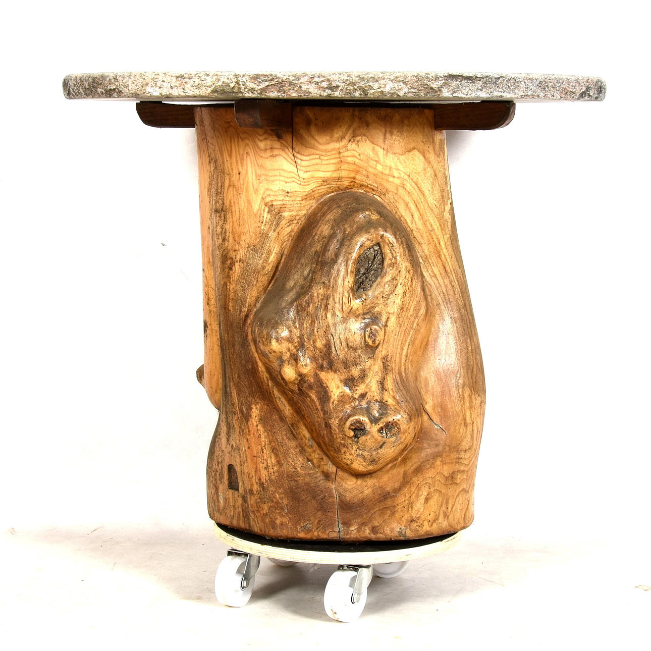 GARTENTISCH, Baumstamm mit Steinplatte, spätes 20. Jahrhundert.